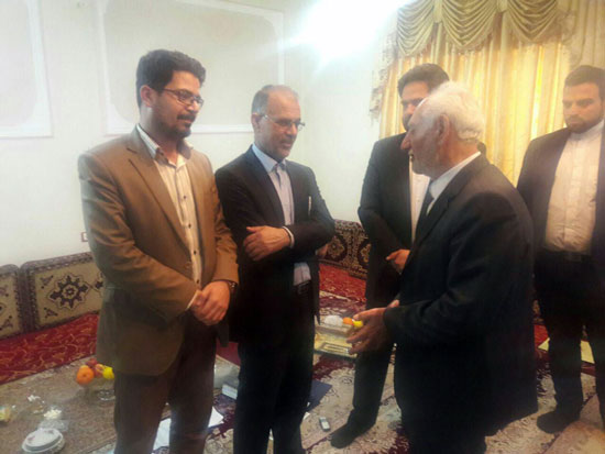 دیدار عضو شورای شهر اهواز با خانواده سه شهید فرهنگی