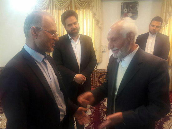 دیدار عضو شورای شهر اهواز با خانواده سه شهید فرهنگی