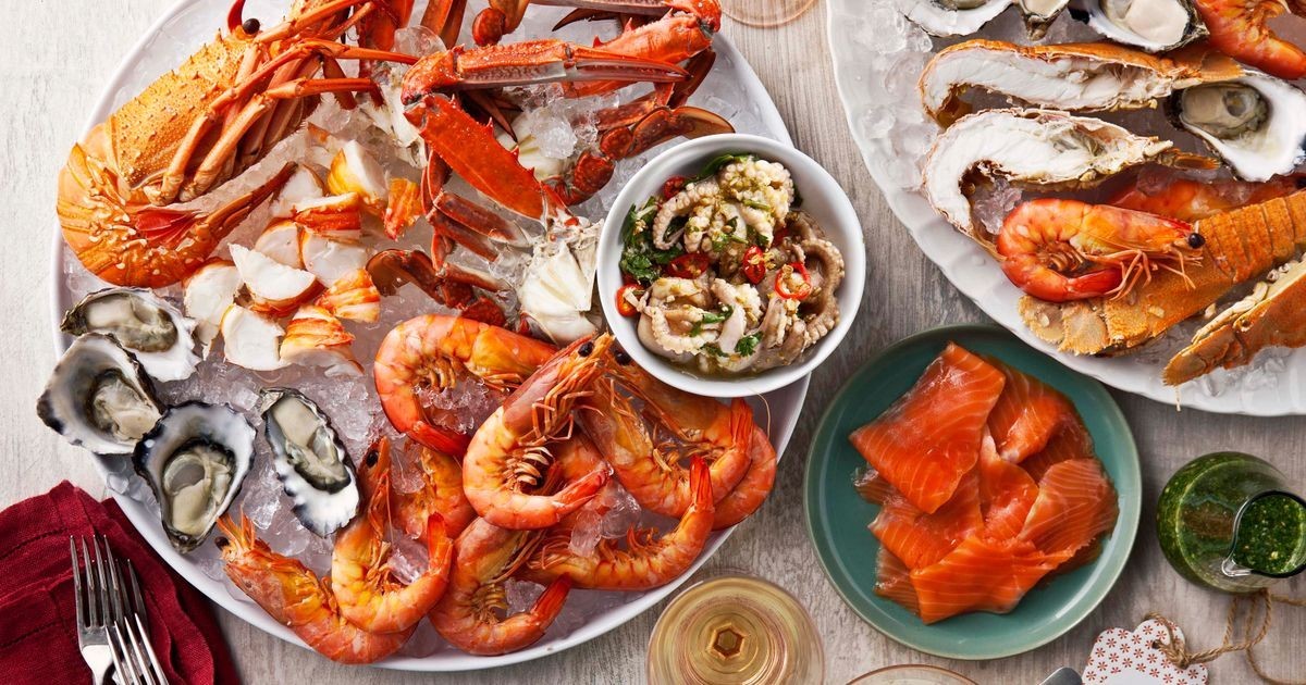 نخستین  جشنواره غذا‌های دریایی در  ساحل دریاچه اوان