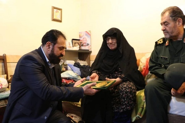 مسئول فرهنگی ستاد کل نیروهای مسلح با خانواده شهدای خوزستان دیدار کرد