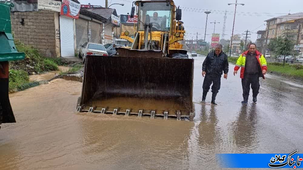 گزارش تصویری از حضورمهندس اسکندری شهردار اطاقوراز سیلاب اطاقوروحضورهمه جانبه پرسنل زحمتکش شهرداری