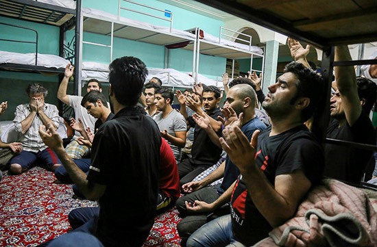 تصاویر مراسم عزاداری حسینی در کمپ ترک اعتیاد اهواز