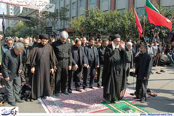 اقامه نماز جماعت ظهر عاشورا در خیابان‌های حریم حرم رضوی