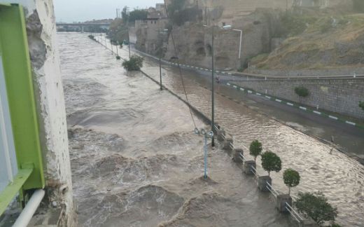 سیلاب، پل شناور دزفول را با خود برد/ نجات 3 نفر در دزفول/ مردم در اطراف کارون تردد نکنند