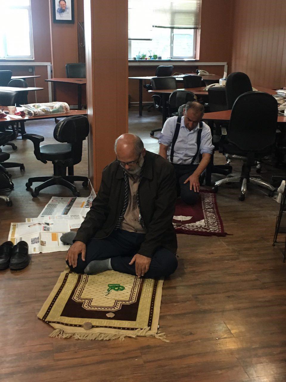 /نماز جماعت ۲ نفره زیباکلام و الله&zwnj;کرم +عکس