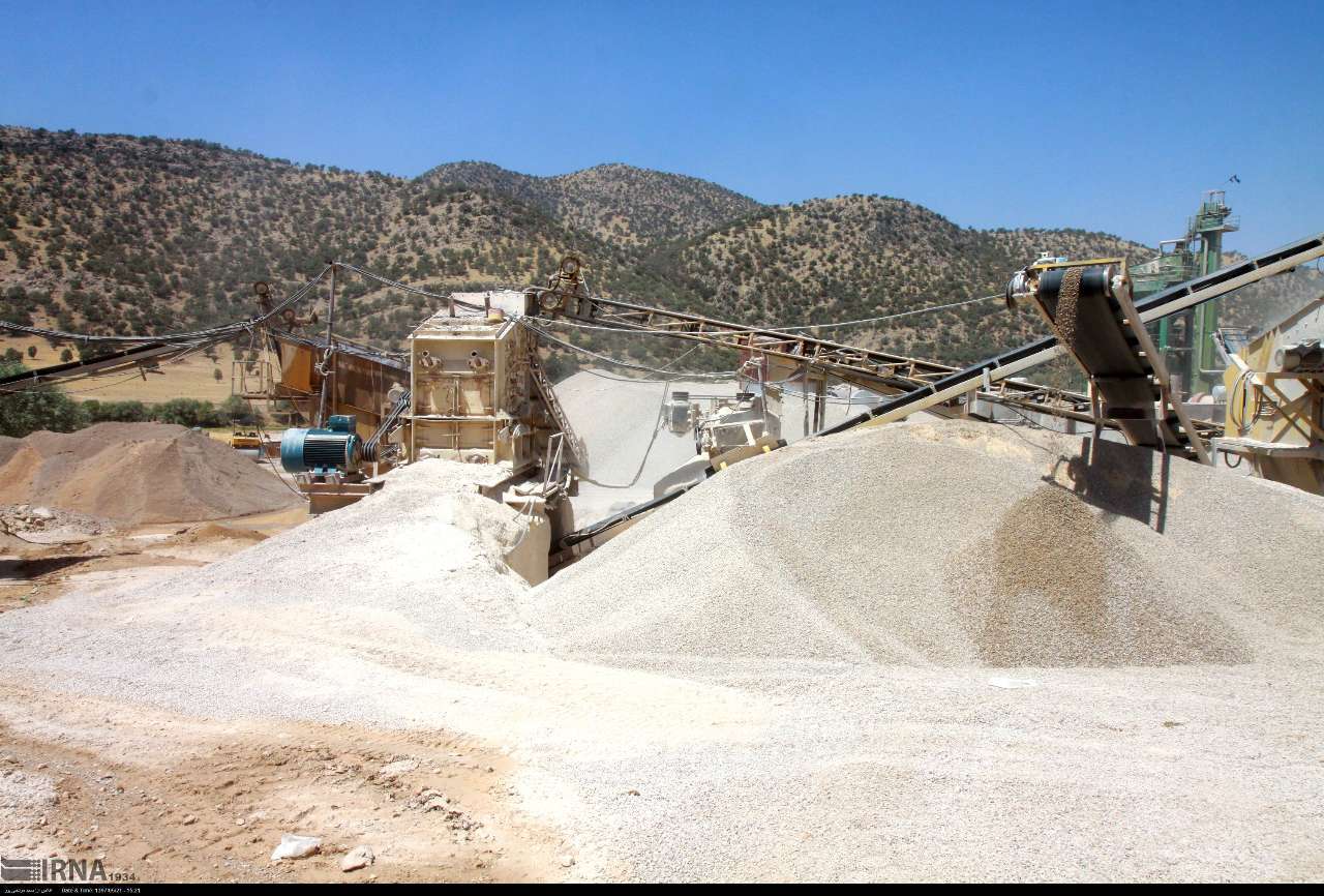 کارخانه های شن و ماسه و تصمیمات یک بام و دو هوای مسئولین / استاندار از مصوبه شورای برنامه ریزی خبر دارد؟