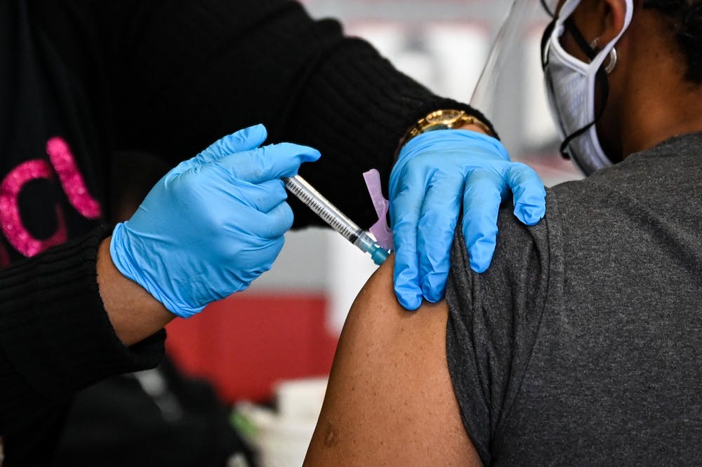 واکسیناسیون دانش آموزان در استان سمنان آغاز می شود واکسیناسیون دانش آموزان در استان سمنان آغاز می شود