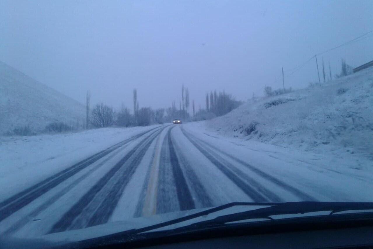 بارش برف و کولاک شدید در محور&zwnj;های استان قم/ از سفر اجتناب کنید