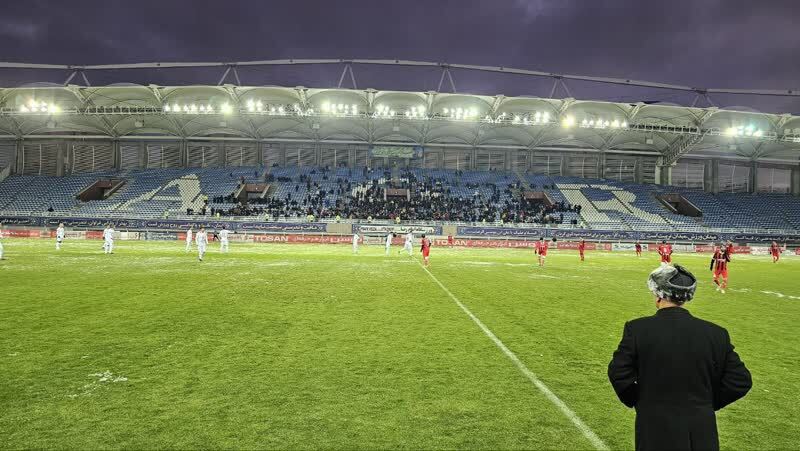 دیدار خیرخواهانه منتخب ۹۸ و منتخب خراسان با نتیجه تساوی به پایان رسید/ طلسم حضور بانوان مشهدی در ورزشگاه شکسته شد+فیلم