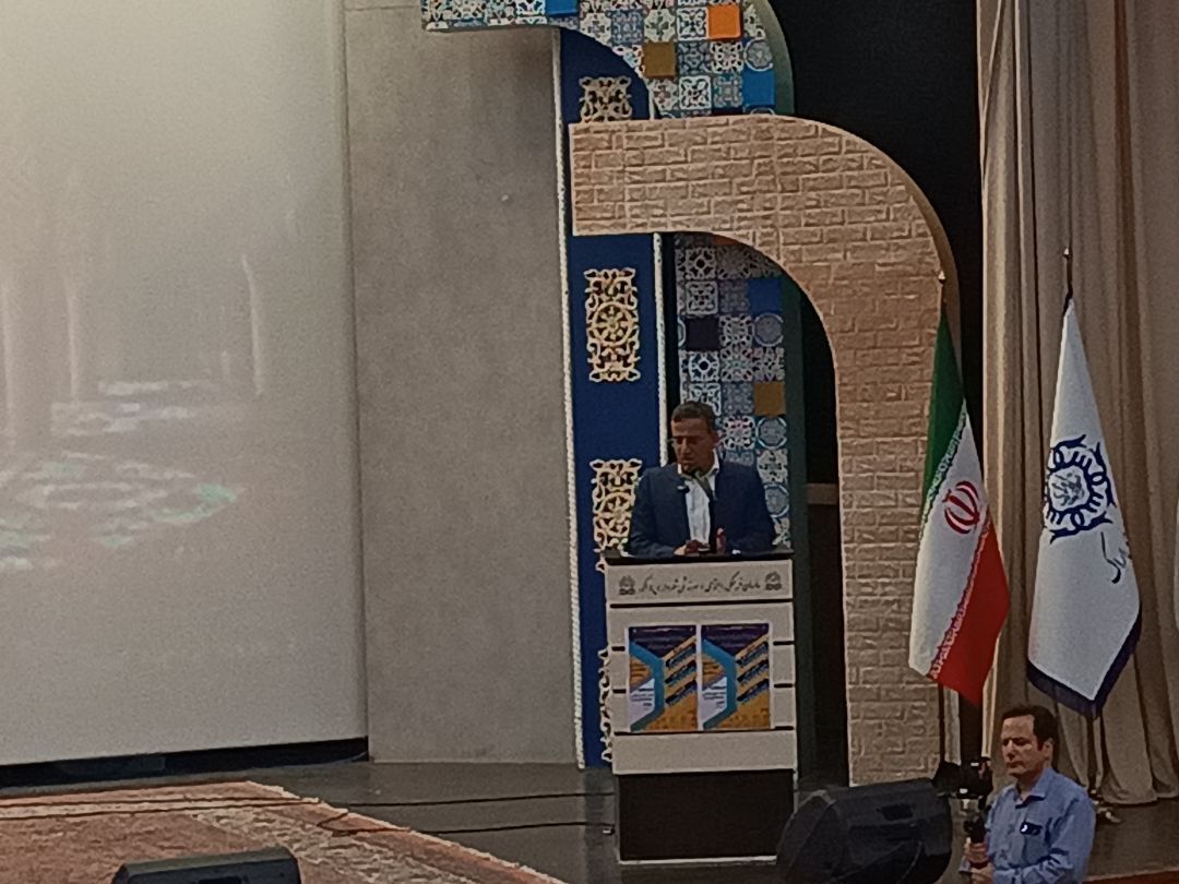 بازار تاریخی اراک یکی از مهمترین محورهای بازآفرینی و گردشگری شهر اراک است بازار تاریخی اراک یکی از مهمترین محورهای بازآفرینی و گردشگری شهر اراک است