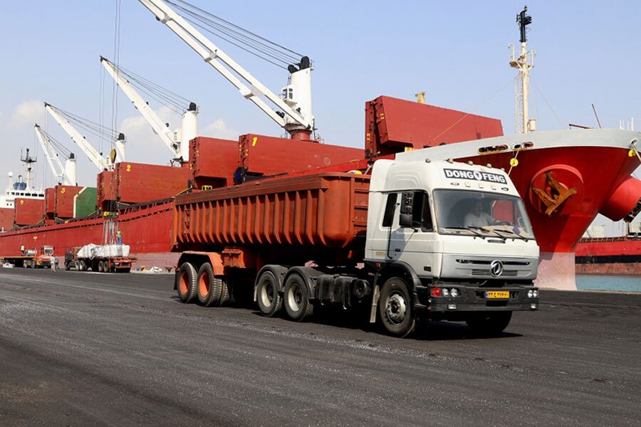 شانزدهمین شناور کالای اساسی در بندرشهید رجایی پهلودهی شد شانزدهمین شناور کالای اساسی در بندرشهید رجایی پهلودهی شد