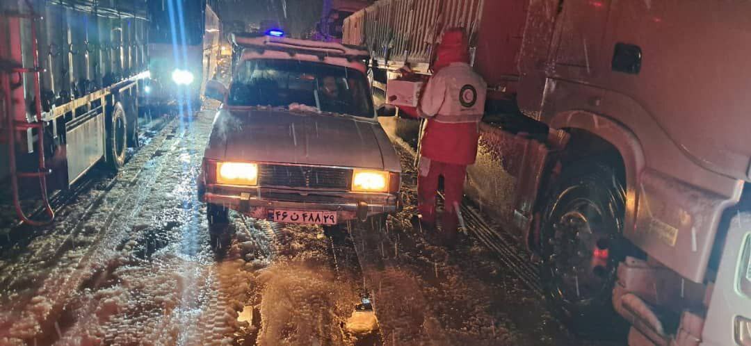 تصاویری از امدادرسانی هلال احمر به مسافران گرفتار در برف کردستان تصاویری از امدادرسانی هلال احمر به مسافران گرفتار در برف کردستان