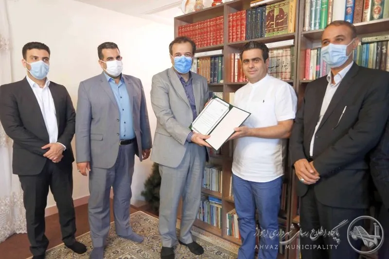 حضور شهردار اهواز در منزل شهروند خیر اهدا کننده تجیزات آتش نشانی